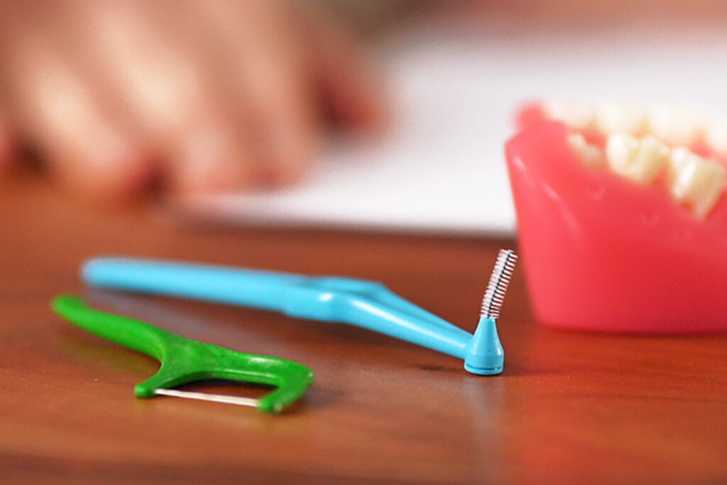 Nástroje na čištění zubního plaku bychom měli používat pravidelně. 