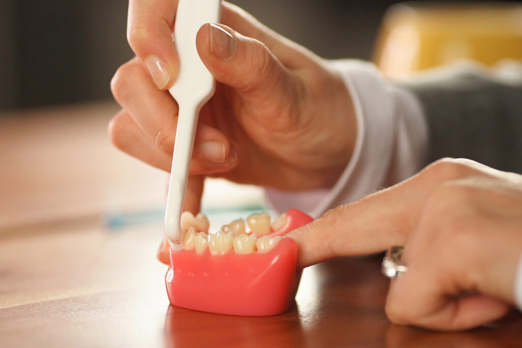 Názorná ukázka čištění zubů u dětí. 