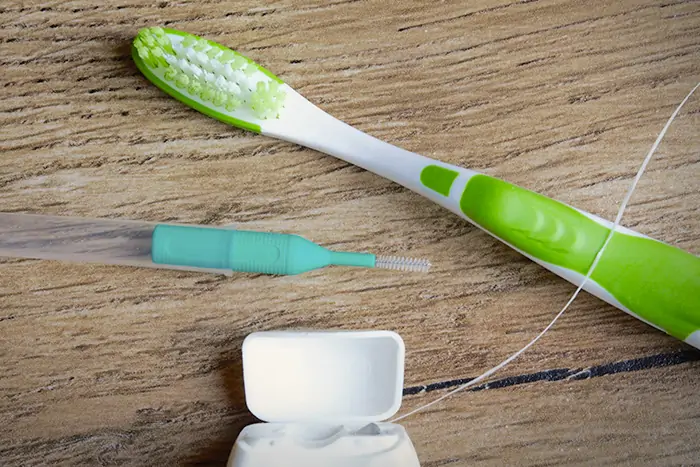 Připravená zubní hygiena, včetně kartáčků a zubní nitě