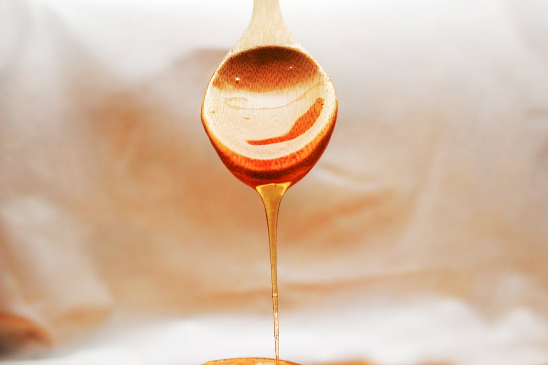 med z dřevěné lžíce